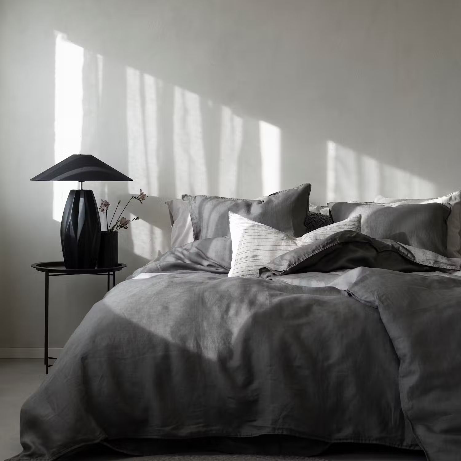 Inspiration till sovrum med grå säng - Påslakanset