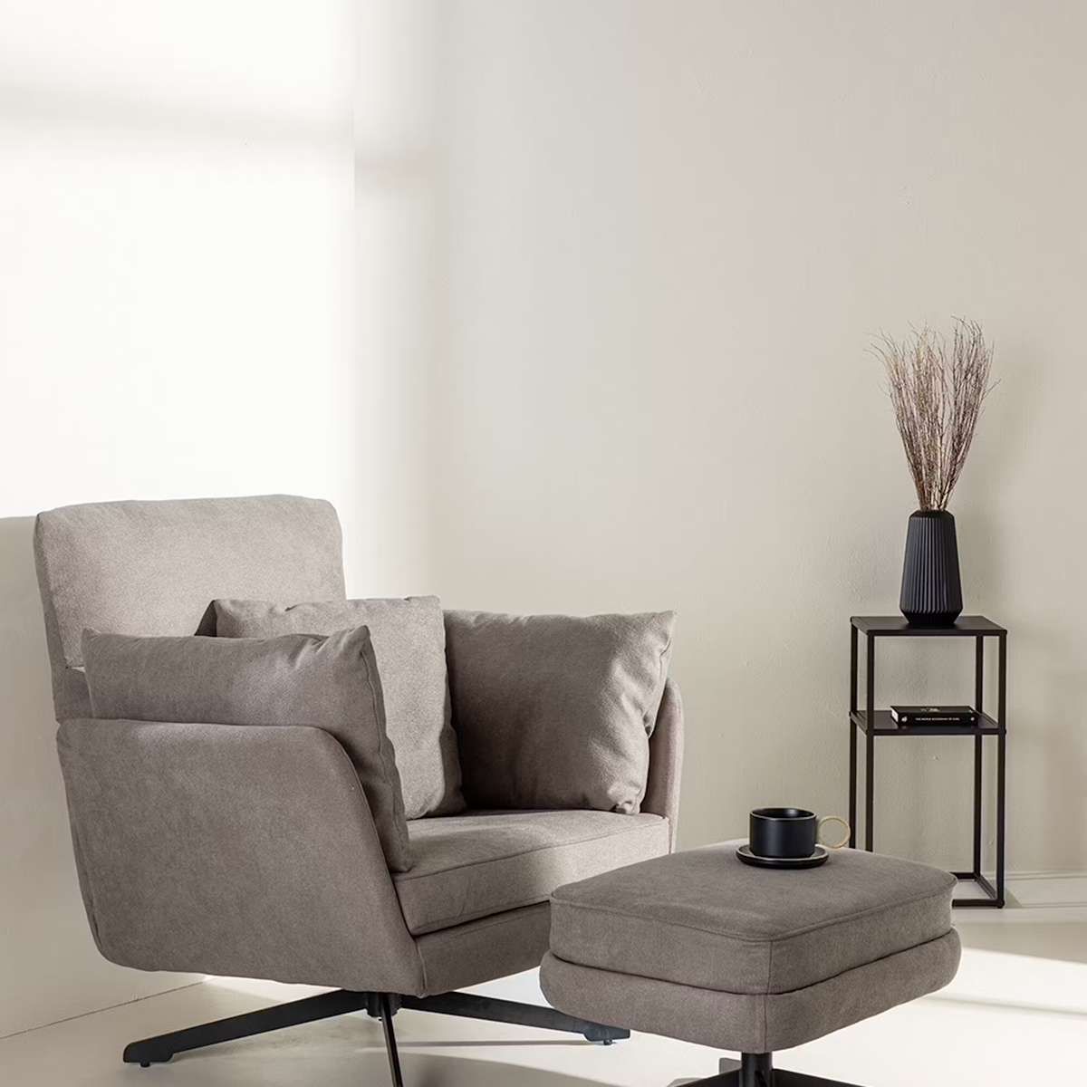 Sköna fåtöljer - fatolj-venture-home-madrid-med-fotpall