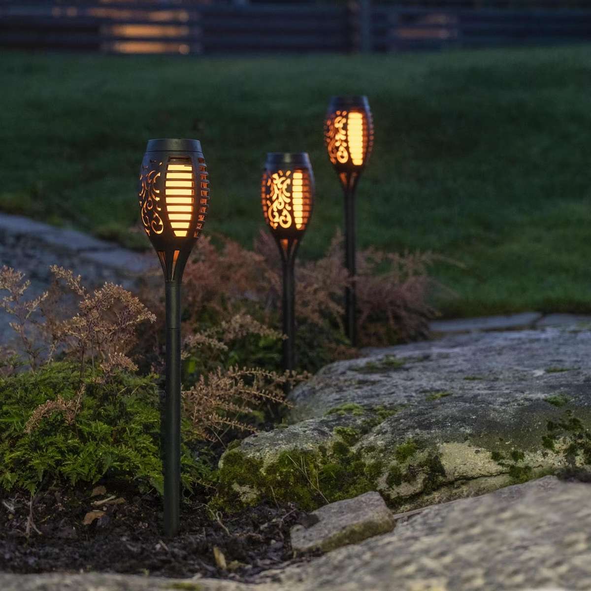 Belysning trädgård inspiration - solcellsfackla-star-trading-flame-mini-torch-promotion-3-pack-twilight